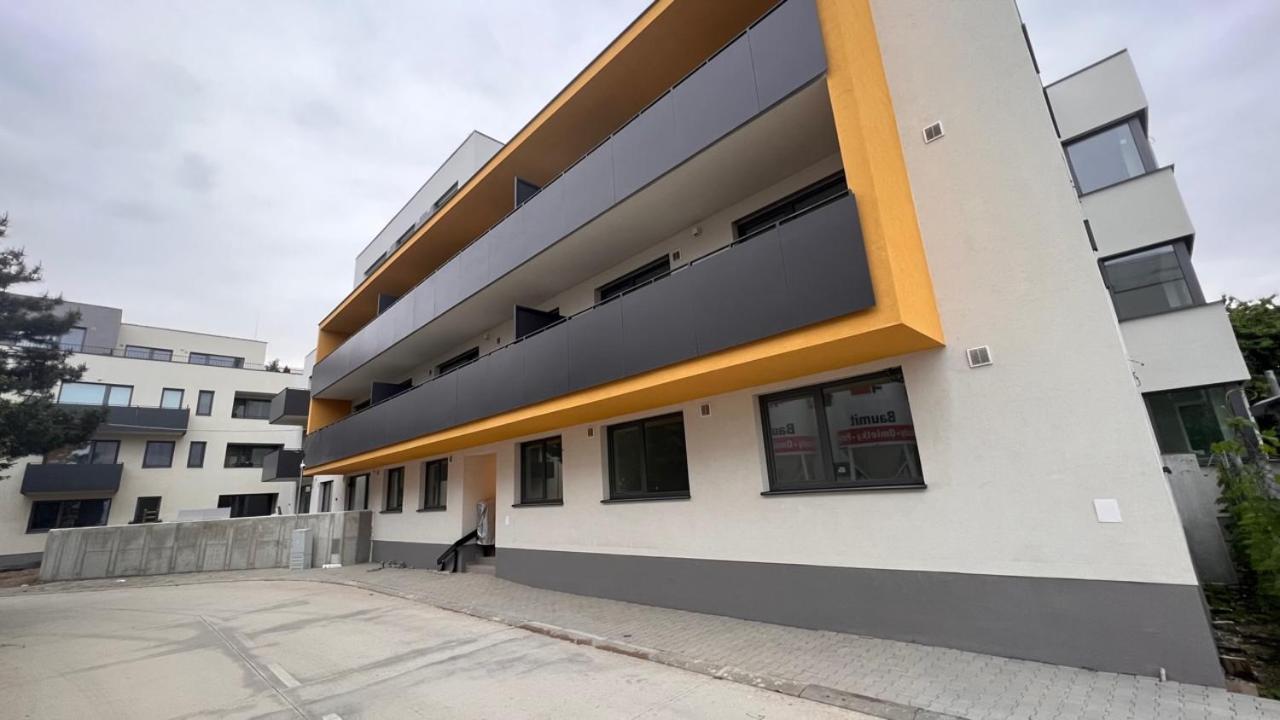 Air-Conditioned 2 Room Apartment, With Terrace, Rovinka 203 Bagian luar foto